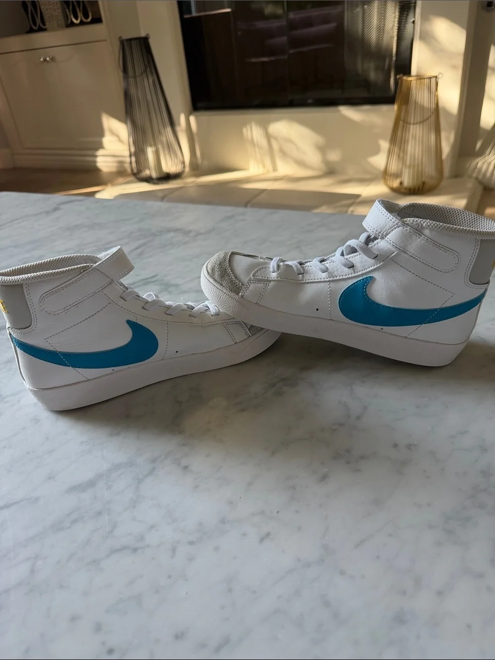 Nike Kids White High-Top Sneakers with Blue Swoosh size 3